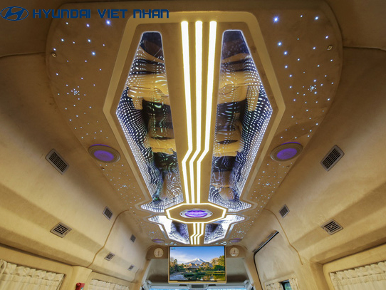 Trần xe Hyundai Solati mô phỏng bầu trời sao về đêm